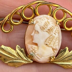 Vintage C.T. Cameo Brooch 10kt Gold Filled Shell Leaf‎